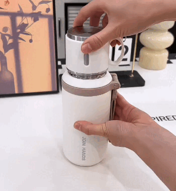 Bottiglia termica con coperchio e tazza integrata