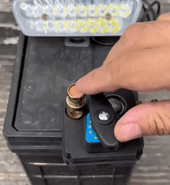 Staccabatteria per auto