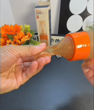 Biberon con cucchiaio in silicone 🍼
