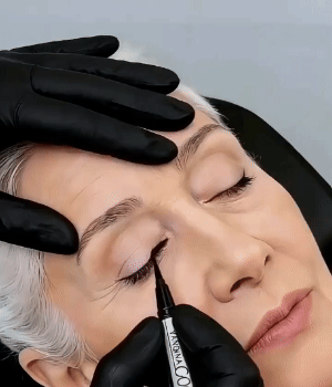 ✨ Eyeliner waterproof e a prova di sbavature – Precisione e nero intenso per 24 ore! ✨
