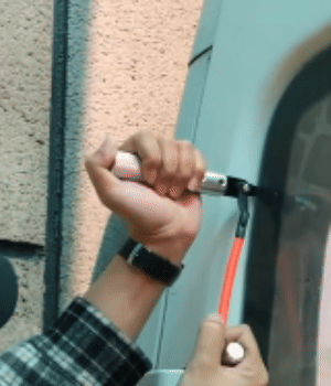 Strumento per smontaggio e montaggio del parabrezza auto