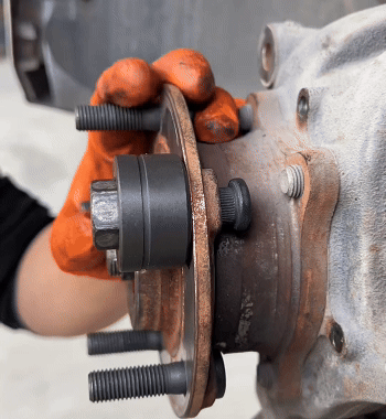 Attrezzo per montare i bulloni ruota dell'auto