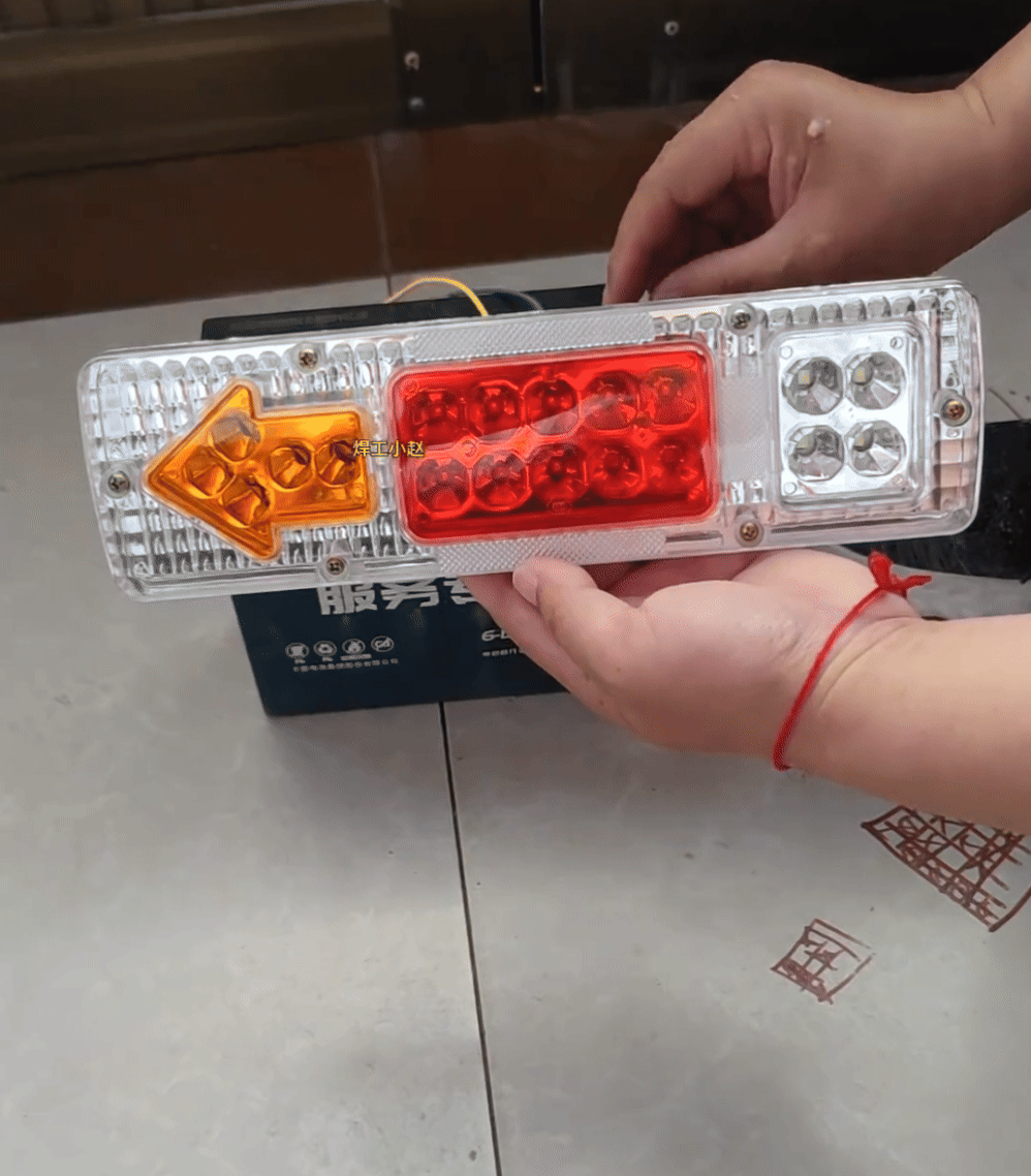 Gruppo ottico posteriore a LED per autoveicoli