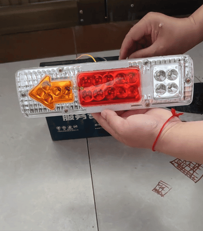 Gruppo ottico posteriore a LED per autoveicoli
