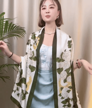 OFFERTA ESCLUSIVA | Foulard Elegante in Seta con Motivo Floreale