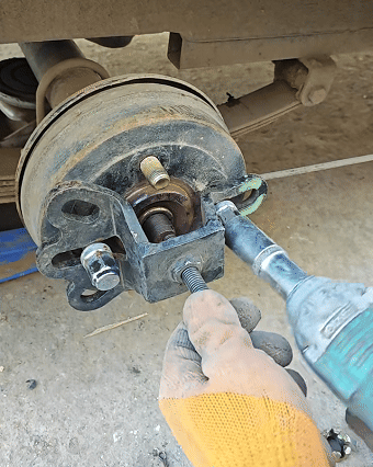 Strumento per la rimozione del tamburo del freno