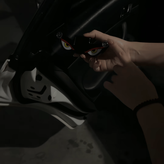 Devil Eyes LED – Luce Decorativa Solare per Auto