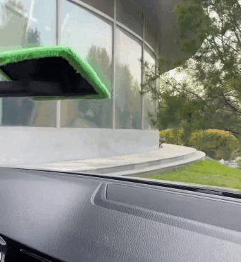 Strumento per la pulizia del parabrezza dell’auto