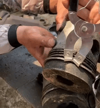 Pinza per fasce elastiche del pistone