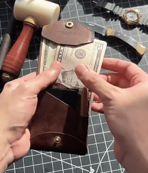 PORTAFOGLIO IN PELLE MINIMALISTA CON PENNA IN OTTONE