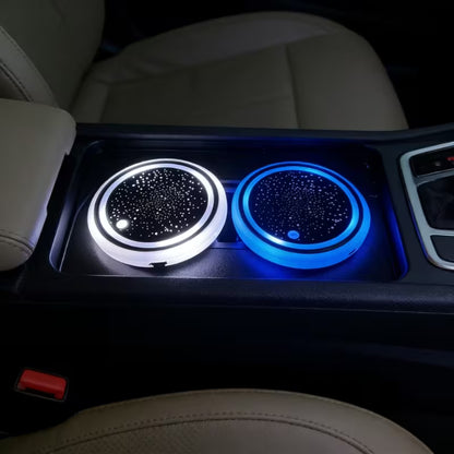 Le luci a LED illuminano il portabicchieri dell'auto