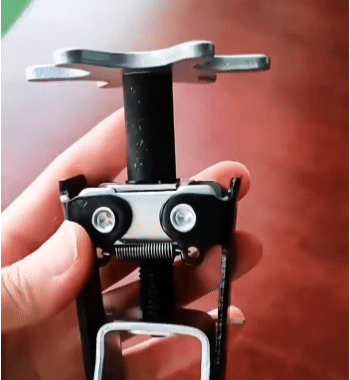 Strumento per la compressione delle molle delle valvole
