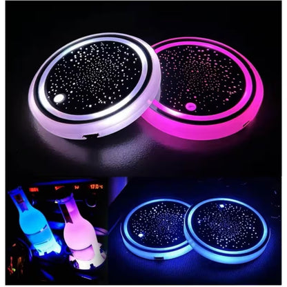 Le luci a LED illuminano il portabicchieri dell'auto