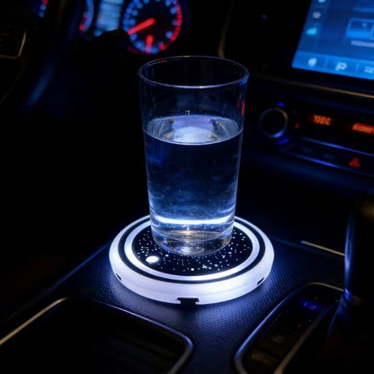 Le luci a LED illuminano il portabicchieri dell'auto
