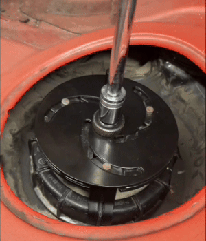 Attrezzo per smontare l’anello della pompa carburante