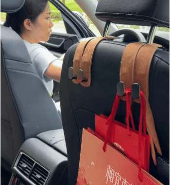Gancio Appendiabiti Universale in Alcantara per Sedile Auto di Lusso