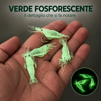 Esca artificiale a forma di gambero verde fosforescente sul palmo di una mano