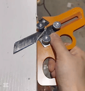 Strumento per rifilare strisce di bordo