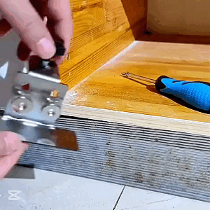 Posizionatore per l'installazione delle porte del mobile